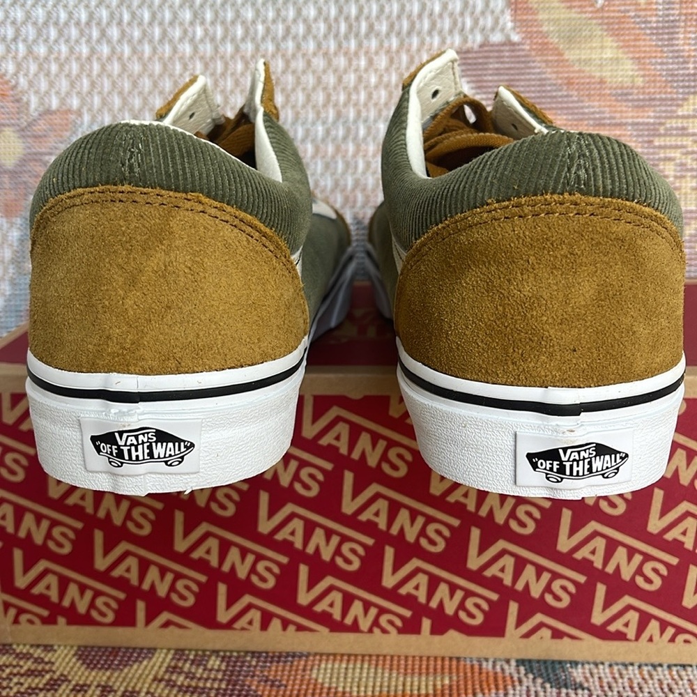 Vans Men’s Old Skool
Mini Cord Green/Brown
VN000ZNIT20A
Sneakers
Corduroy Shoe - Picture 16 of 16